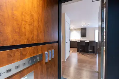 LIBRE JUIN OU JUILLET 50 ANS ET PLUS. 5 ½ ASCENSEUR PRIVÉ DIRECTEMENT DANS LE LOGEMENT, TRES GRAND,...