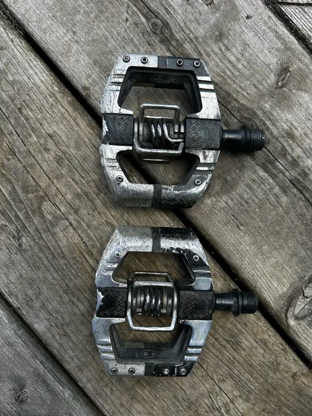 Crankbrothers Mallet E pedals (used) with new cleats/axles in Frames & Parts in Gatineau - Image 4