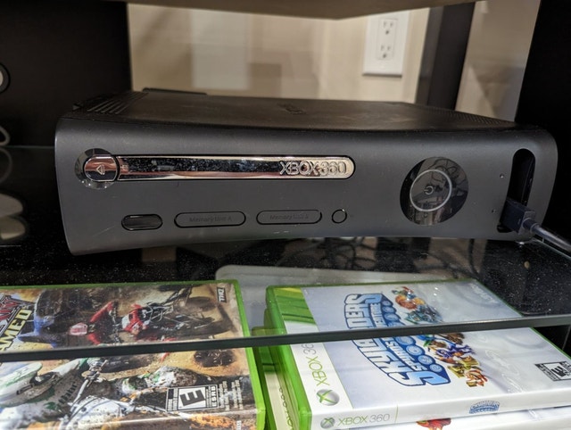 XBOX 360 250GB with Kinect WIFI and demo disk - OBO | XBOX 360