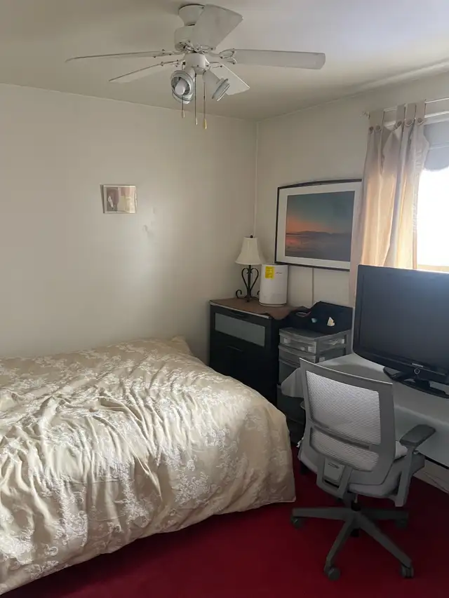 Upperstairs Room For Rent in Newmarket Close To Southlake Hospit