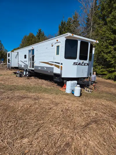 This is large spacious trailer in excellent condition