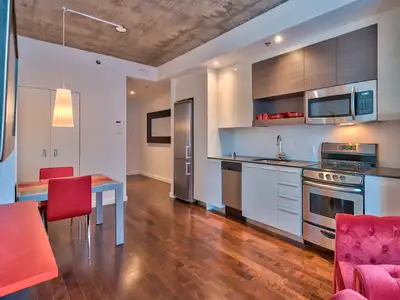 Condo moderne, meublé, balcon et aires communes exceptionnelles