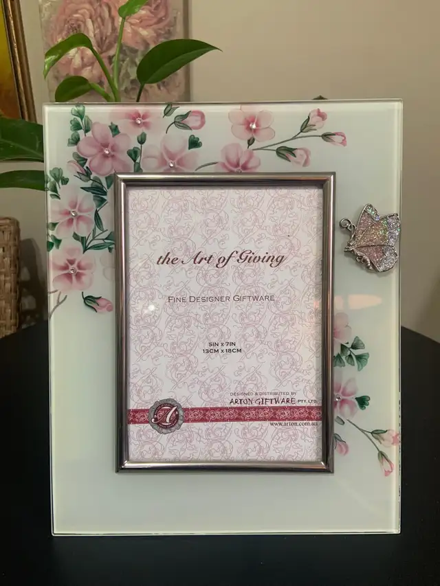 BEAUTIFUL NEW LARGE GLASS BUTTERFLY PICTURE FRAME  ! BRAMPTON ! in Home Décor & Accents in Mississauga / Peel Region - Image 2