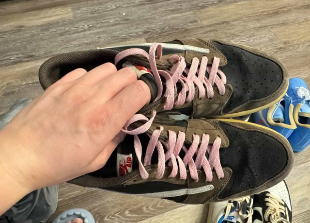 Jordan 1 Retro Low OG SP Travis Scott Mocha in Men's Shoes in City of Toronto - Image 4