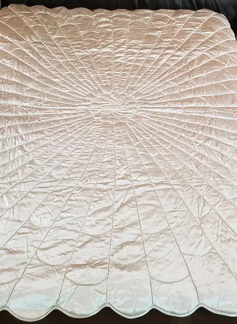Collectible Vintage Reversible Velvet /Satin ila handmade Quilt in Arts & Collectibles in City of Toronto - Image 3
