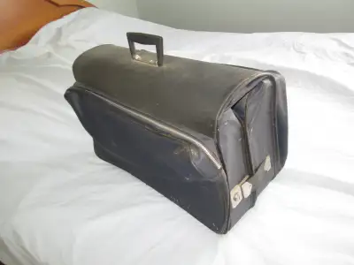 suitcase. comes with keys. great for the travelling businessman. asking $15. if interested call or t...