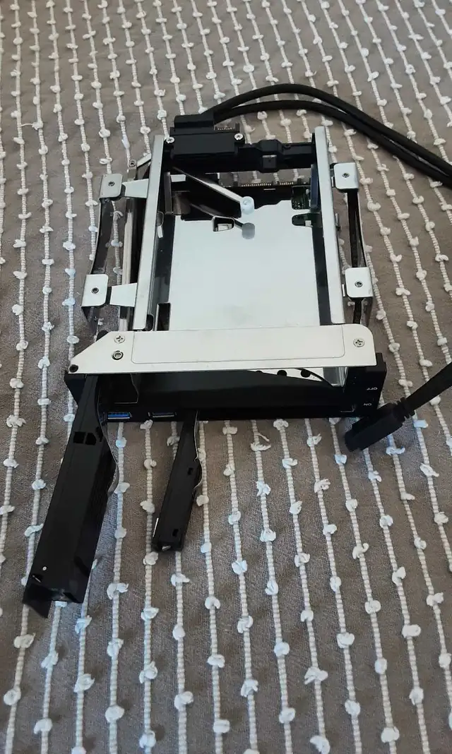 PC Case Hard Drive Enclosure in System Components in City of Toronto - Image 5