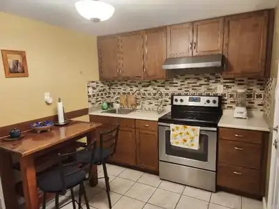 Basement for rent Etobicoke area Cerca de Martin Grove and Dixon Una persona o una pareja Listo para...