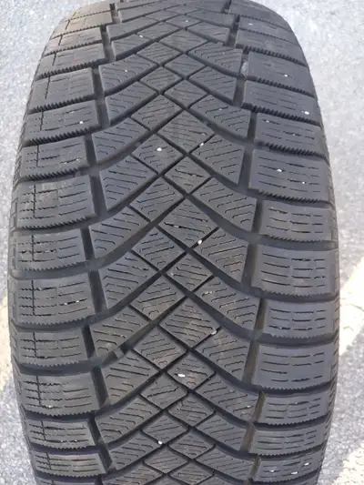 2 pneu hiver pirelli ice zero 235-55-r17 8/32 bon pour 2 hiver 180$ les 2 514|452|9727 235-55-17