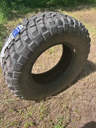 Get ready for the trails with this BFGoodrich Mud-Terrain T/A KM2, sized LT285/70R17. This tire is b...