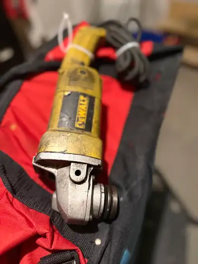 TESTED & WORKING DEWALT 4-1/2” ANGLE GRINDER – HEAVY DUTY PROFESSIONAL TOOL Price: $75 Fully tested...
