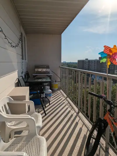2 bed, 1 bath Spacious Apartment