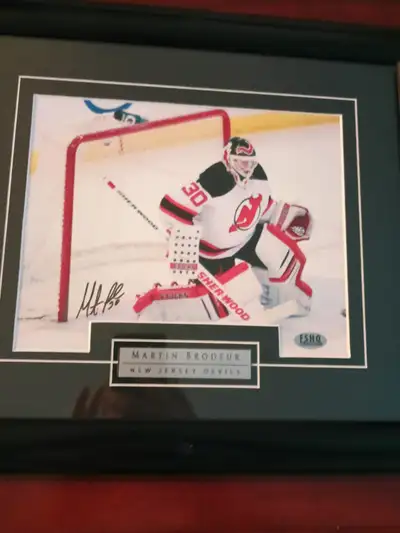 Same as above, frame had 2 screws in and repaired professionally. I accept E-transfer.