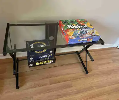 Voici une table en verre élégante avec des dimensions de 36 x 17 pouces, parfaite pour divers usages...