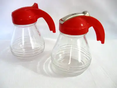POTS pour SIROP VINTAGE RESTAURANT WARE SYRUP PITCHERS 25$ LA PAIRE English spoken, p.m. me if detai...