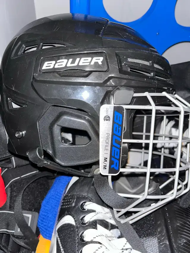 Hockey equipment in Hockey in Kitchener / Waterloo - Image 6