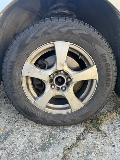 700$ OBO Yokohama Iceguard g075 215/65/R16 Winter tires came from Toyota Sienna 2006, comes with rim...