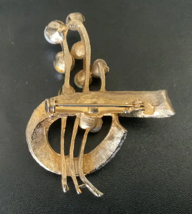 Vintage Ribbon Bow Gold Tone Brooch W/Faux Pearls in Jewellery & Watches in City of Montréal - Image 5