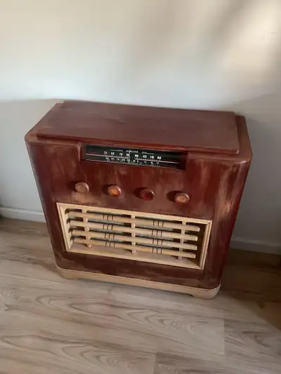 Je vends cette belle radio ancienne en bois, années 1950 Idéale comme pièce de décoration vintage, p...