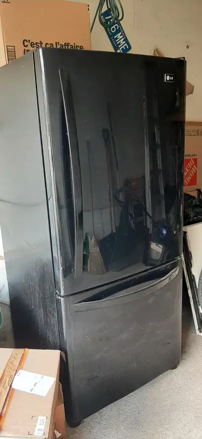 This LG 30" 22 cu ft bottom freezer fridge works but the temperature setting is stuck at 4 (out of 7...