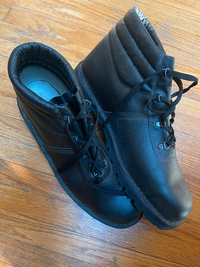Size 16+  men’s steel-toe shoes, black in Men's Shoes in City of Toronto - Image 3