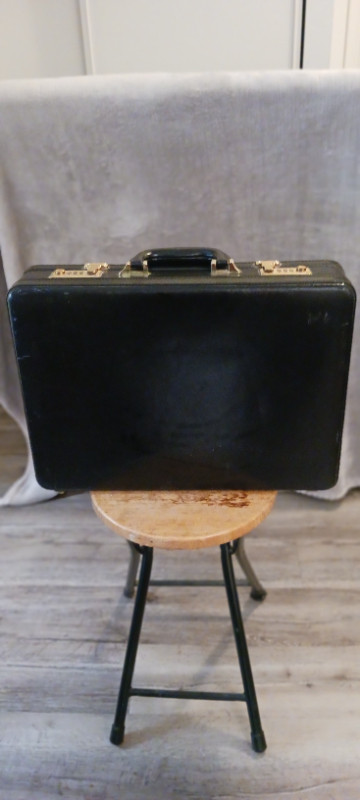 Vintage 60s Briefcase in Arts & Collectibles in Ottawa - Image 2