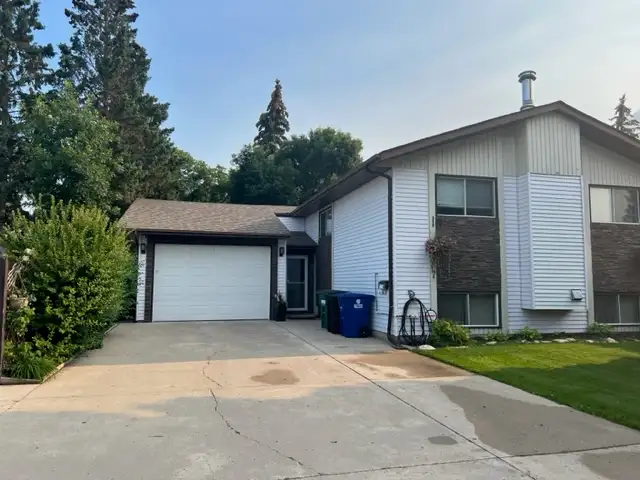 BEAUTIFUL 3 BEDROOM 2 BATH 2 YARDS WITH LARGE GARAGE BY RIVER in Long Term Rentals in Saskatoon - Image 4