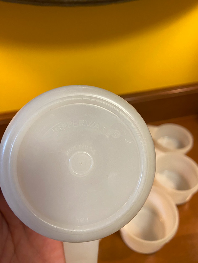 Vintage Set of 5 Opaque White Tupperware Nesting Measuring Cups in Arts & Collectibles in Oshawa / Durham Region - Image 3