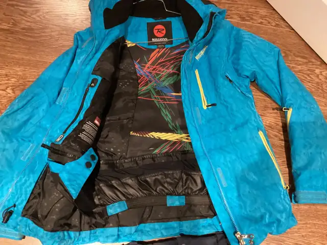Manteau printemps ,chandails ,short, sandales in Skates & Blades in Granby - Image 6