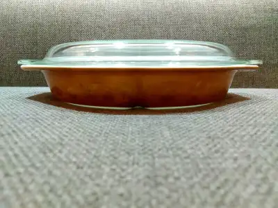 I plat pyrex ovale avec couvercle de verre. Ton brun avec image de la vie quotidienne: Chat, oiseau,...