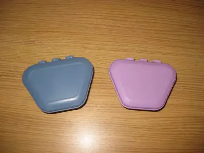 2 BOÎTIERS POUR PROTHÈSE DENTAIRE (DENTIER) - LILAS ET BLEU - Aussi Épilateur Braun -Botte orthopédi...