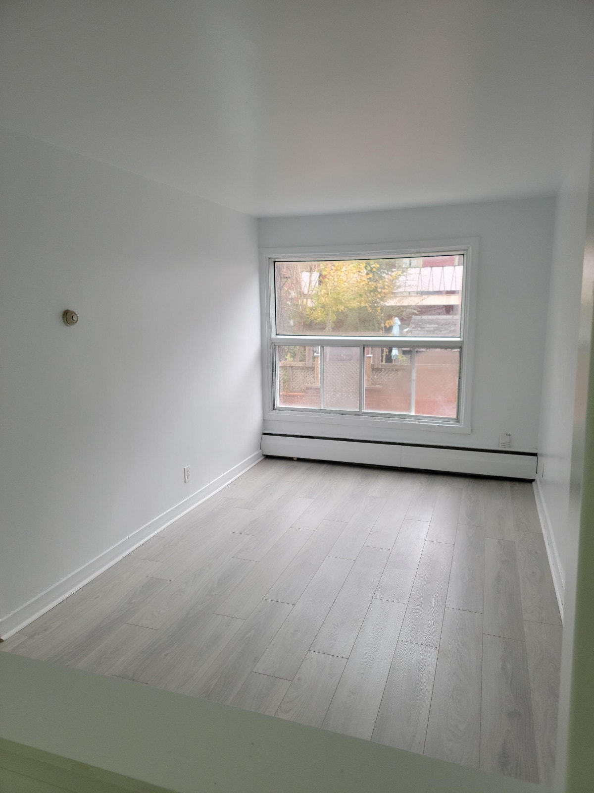 Beau 3 et demi, A Rosemont, rénové, Libre presentement. — photo 2