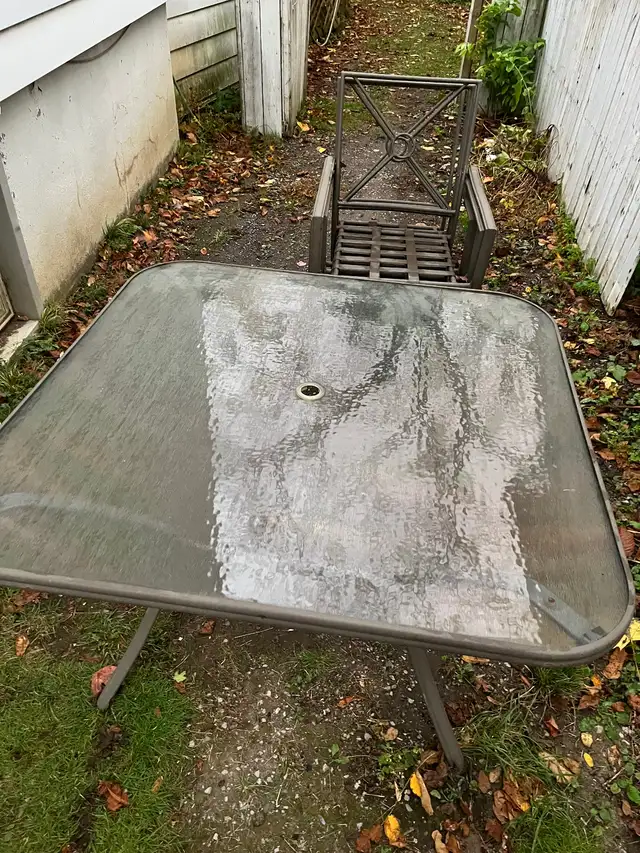 Patio Table and 4 chairs in Patio & Garden Furniture in Kingston - Image 2