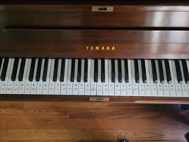 Yamaha Piano with Sitting Table  in Pianos & Keyboards in City of Toronto - Image 2