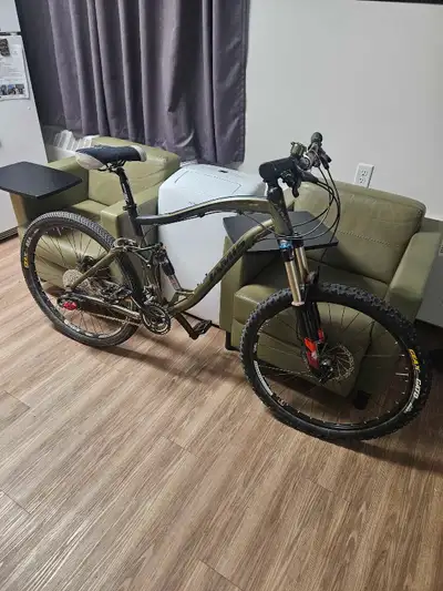 not sure what year it is but its in great condition, full rock shock suspension, large size fram, 26...