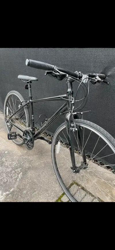 Vélo Louis Garneau hybride Urbania 4 Utilisé seulement 1 été de temps. En parfaite condition. Cadre...