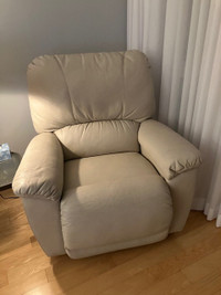 Fauteuil inclinable manuellement beige. En très bonne condition.