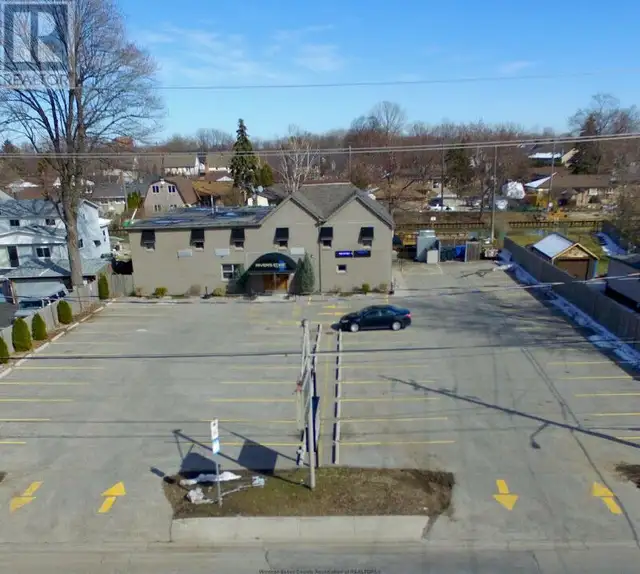 Room for rent available now at great Riverside location