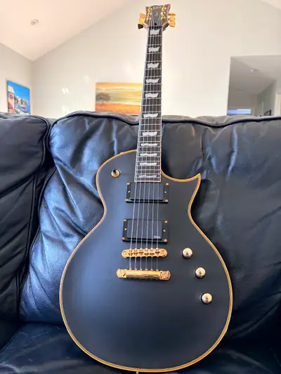 All original, in super clean condition. Comes with factory stainless steel frets and USA made EMG 81...