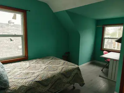 All inclusive Walking to university 1 nice clean room avail