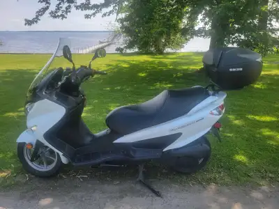 Moto 200cc de type scooter Automatique Batterie 2025 Bien entretenu Beaucoup de rangement Parfait po...