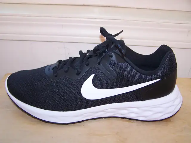 Nike women's shoes size 8 wide new in Women's - Shoes in Calgary - Image 3