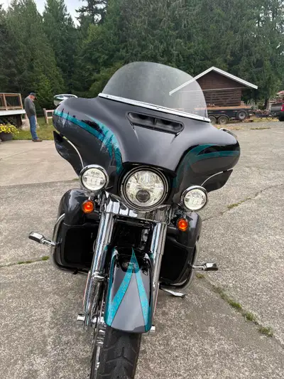 2015 FLHTKSE CVO limited Harley Davidson a top of the line bike. Has 17,693 km, one owner, it's colo...