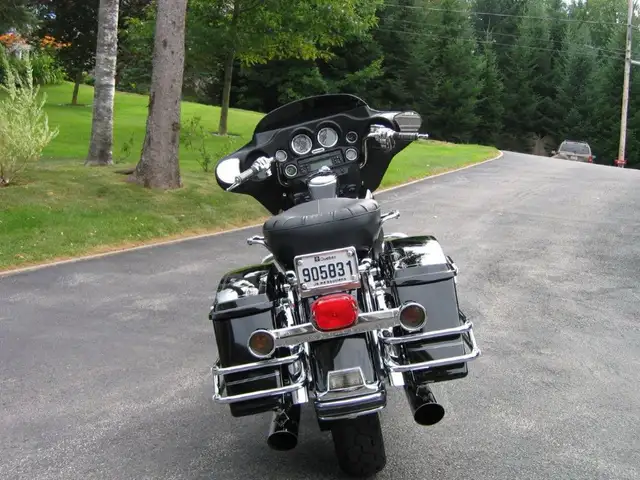 Harley FLHTCI 2006 in Touring in Laurentides - Image 9