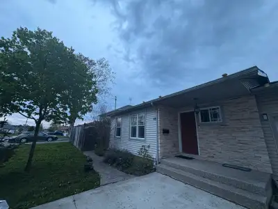For Rent: 4+1 Bed, 2 Bath, Single Family Home - Prime Location! 1600+ sq ft Single Family Home Fresh...