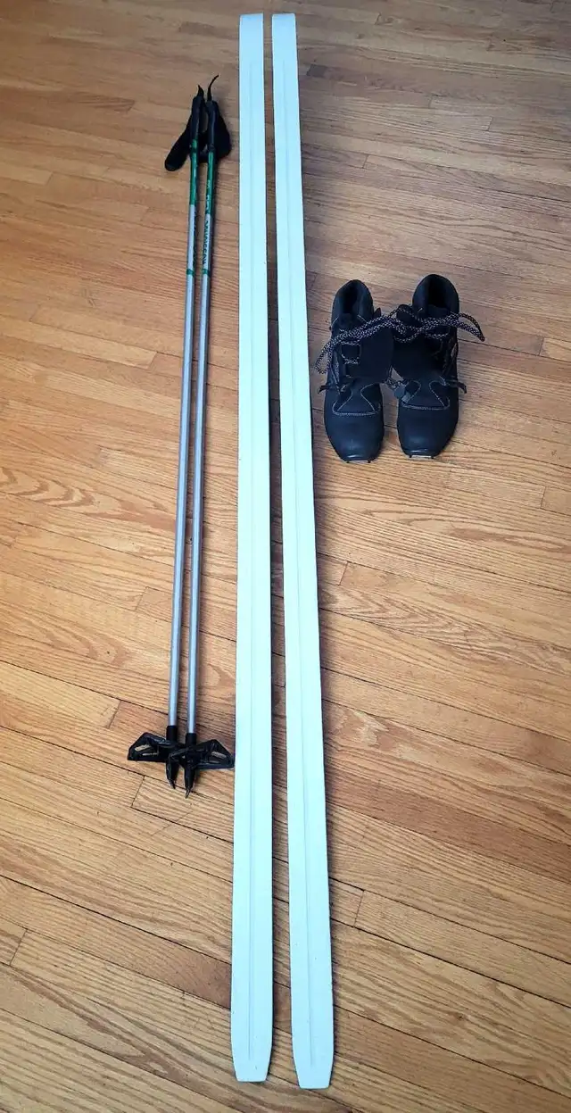 Cross Country Ski set - Mens 8.5 - 10.5 / Womens 9.5-11.5 in Ski in Winnipeg - Image 9