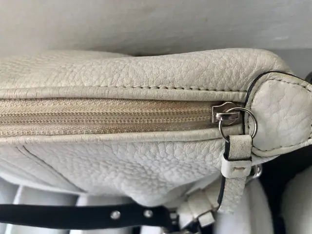 Vintage COACH Hampton Pebbled Leather Bag-Excellent Condition in Women's - Bags & Wallets in City of Toronto - Image 10