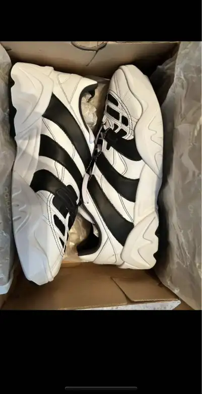 Brand new ( you can use these as a unisex shoe they’re wide) Pet/smoke free home. Cash/meet up