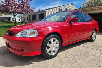 Looking to buy a clean 1999/2000 Honda Civic SiR or Acura Integra GSR.