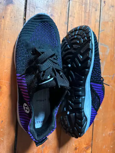 Size 39 woman’s 8 Lululemon mesh shoes